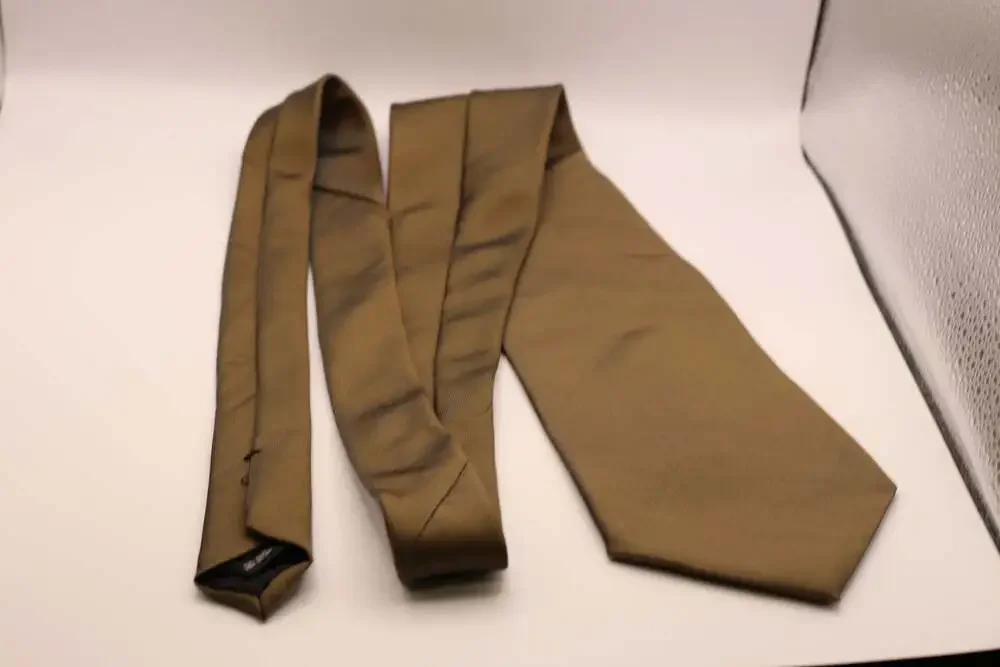 Kenneth Cole Reaction Solid Olive Green Silk/Nylon Blend Necktie